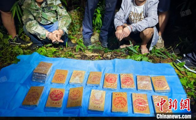 图为移民管理警察缴获毒品海洛因6.6公斤。　广西边检总站 供图