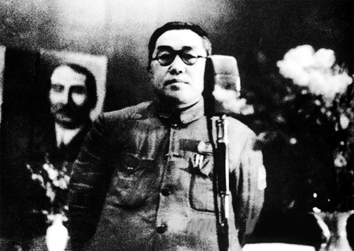     1950年4月，重庆第一任统战部长曹荻秋。