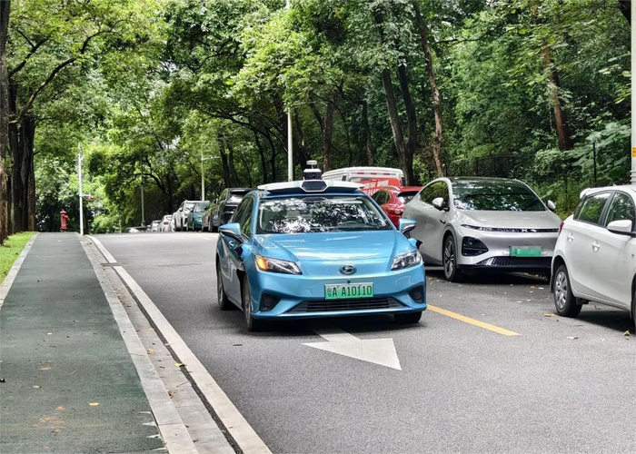 文远知行无人驾驶出租车，图源：雷科技摄制