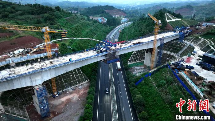 图为西十高铁山阳跨福银高速特大桥。西安铁路局供图