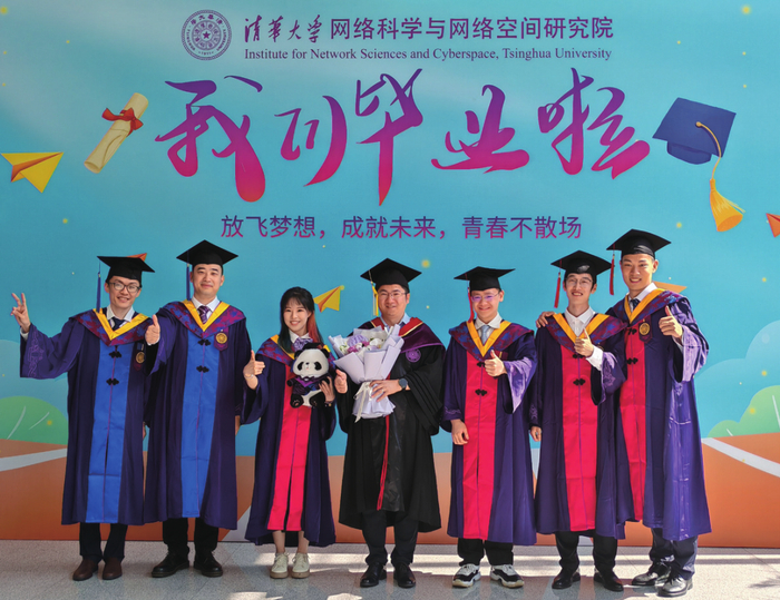 张超（左四）与学生在毕业典礼上