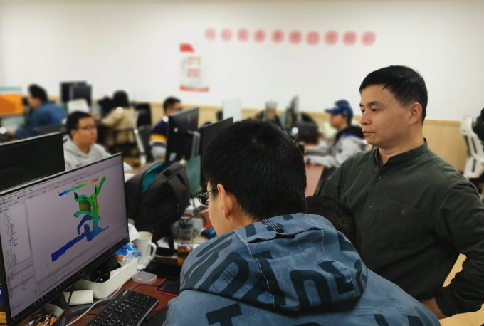 董素艳与团队成员进行技术交流。受访者供图