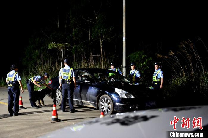 图为移民管理警察正在开展车辆查缉。李金良 摄
