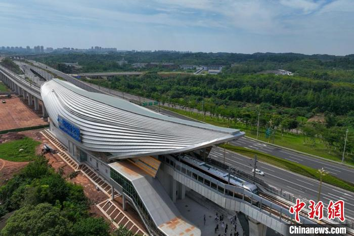 轨道交通资阳线高架车站资阳临空站。记者 刘忠俊 摄