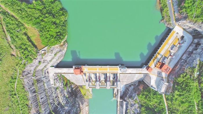     雄伟壮观的马马崖水电站。  牛海波 摄