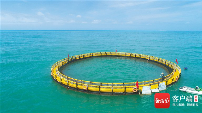 三亚天涯海角景区，游客在网箱养殖场海钓。