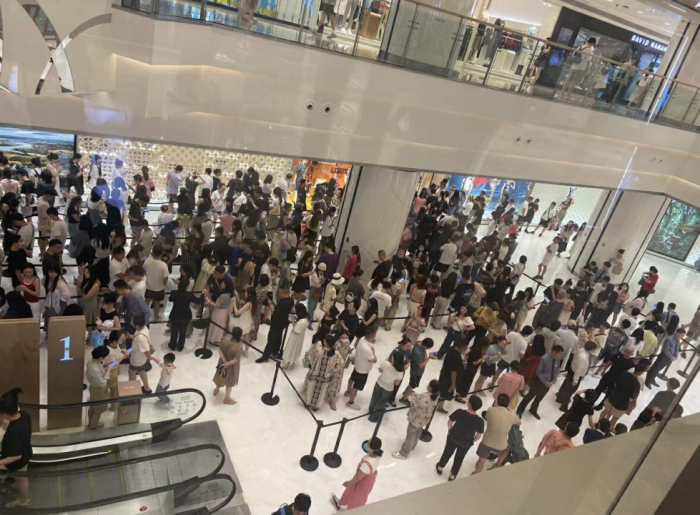 8月4日，武商MALL LV店门口，消费者大排长龙。图 / 受访者提供