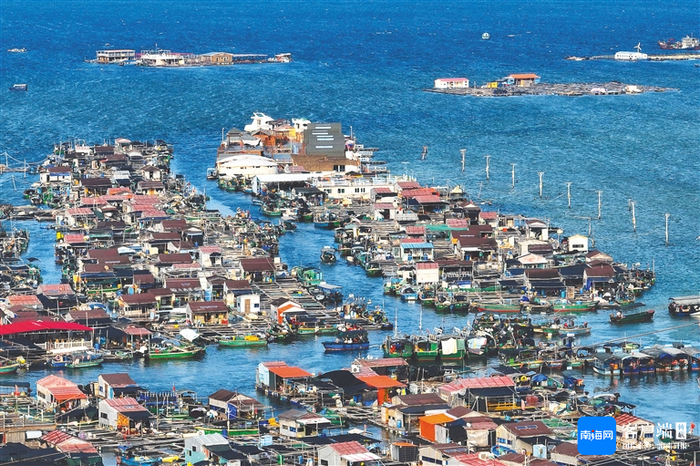 俯瞰陵水新村镇疍家渔排。海南日报记者 王程龙 摄