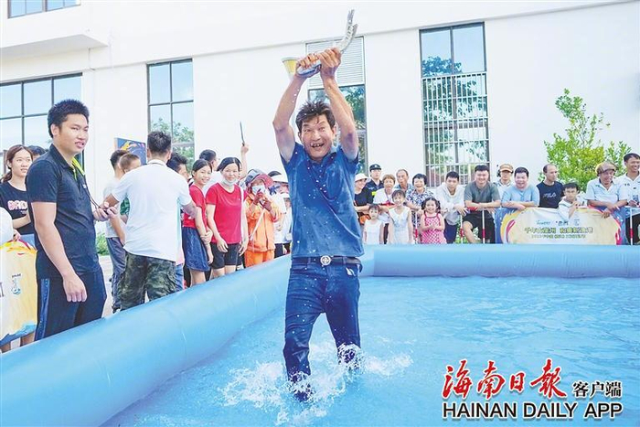 去年三亚开渔节上，渔民参加捕鱼比赛。海南日报全媒体记者 王程龙 摄