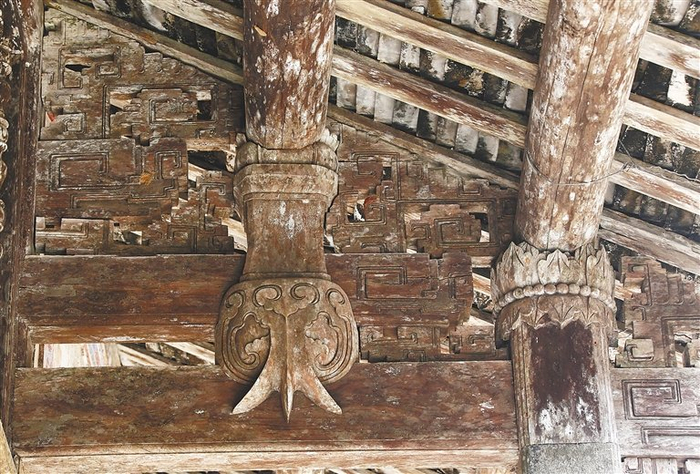 资料图：梁架上的木雕。