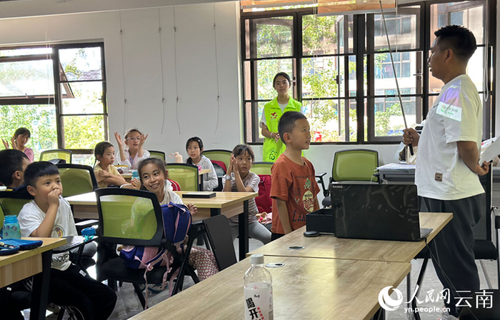 昆明市盘龙区“我们的小孩”暑期托管班的围棋老师正在为孩子们开展兴趣启蒙。曾智慧 摄