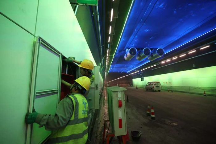 隧道内一些灯光设施已经建设完成，工人们正在进行后续的设备安装工作。新京报记者 王贵彬 摄