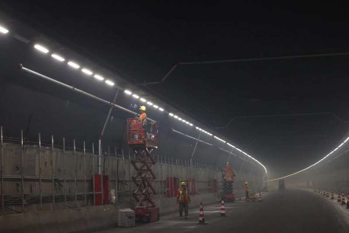 目前隧道内进行装修施工、装饰板安装等工作。新京报记者 王贵彬 摄