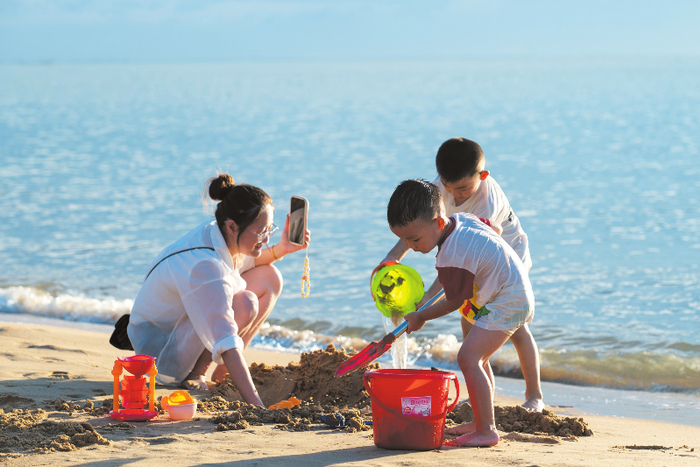 荣山寮村，亲子家庭在海边游玩。海口日报记者 石中华 摄