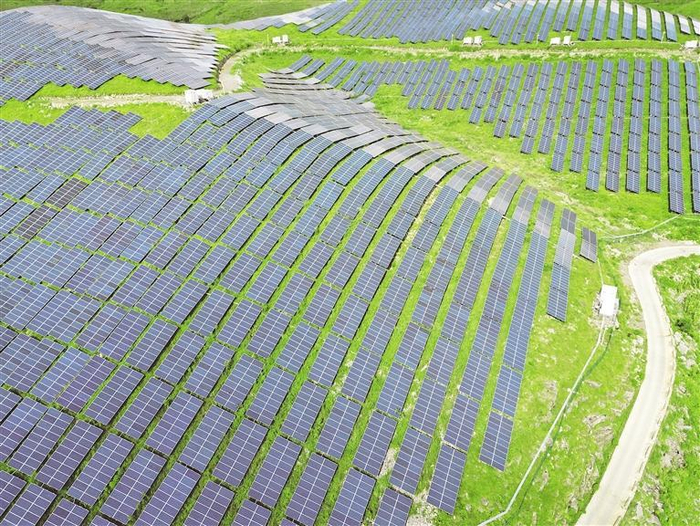     关岭自治县新铺镇江西坪农业光伏发电站。  易黎 摄