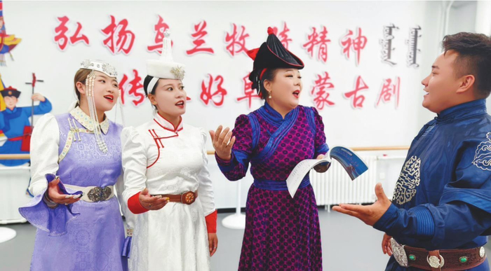         阜新东蒙短调民歌国家级代表性传承人韩梅（右二）为学生进行认真示范，毫无保留地传授演唱技艺。