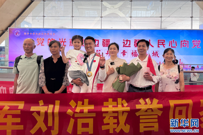 刘浩与家人们合影（8月15日摄）。新华网 柴静 摄