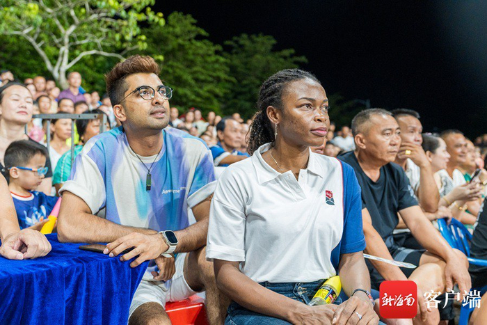 海南国际传播中心海外传播官阿力和朋友一起来到海南“村 VA”现场观赛。记者 曹志 摄