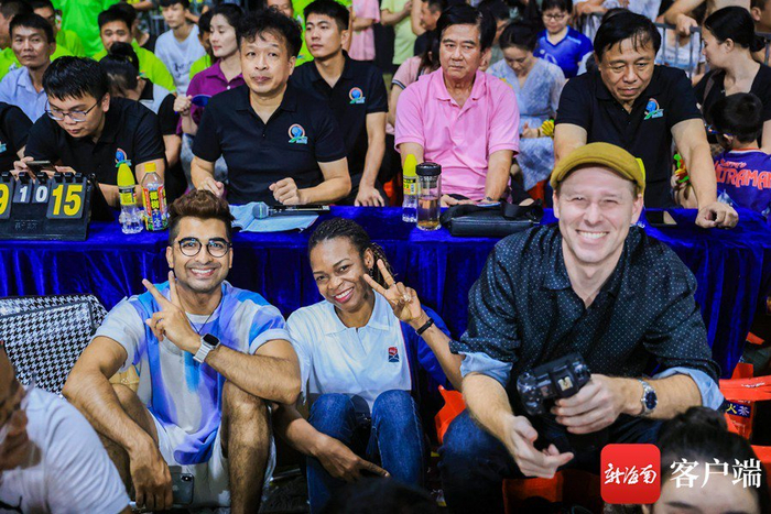 资料图：海南国际传播中心海外传播官阿力和朋友一起来到海南“村 VA”现场观赛。活动方供图