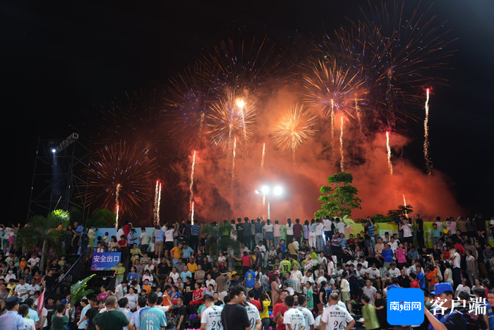 2024年“九九杯”海南（文昌）乡镇排球联赛揭幕战比赛现场。记者 李昊 摄