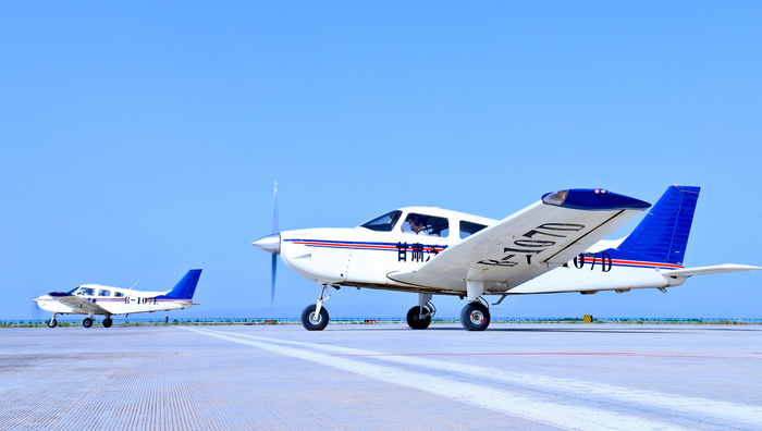 2024年7月4日，在甘肃张掖临泽县通航产业园宽阔平敞的停机坪上，飞行学员正在进行起飞前的准备。