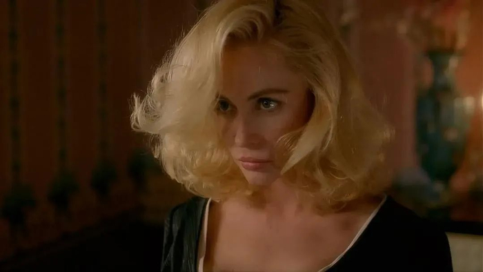 此姝年轻时靡颜腻理，依稀一个落入凡境的天使。说她像天使，不带夸张，就是字面意义上的，请看大图：