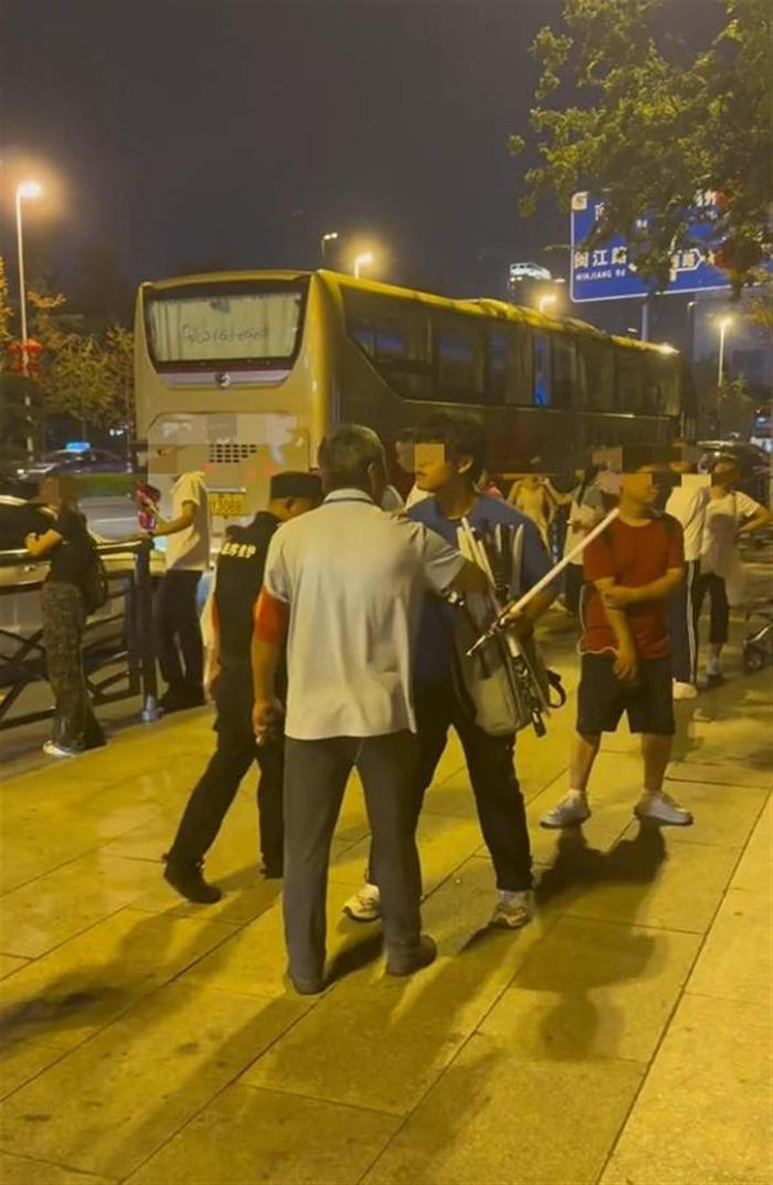 事发现场（视频截图）