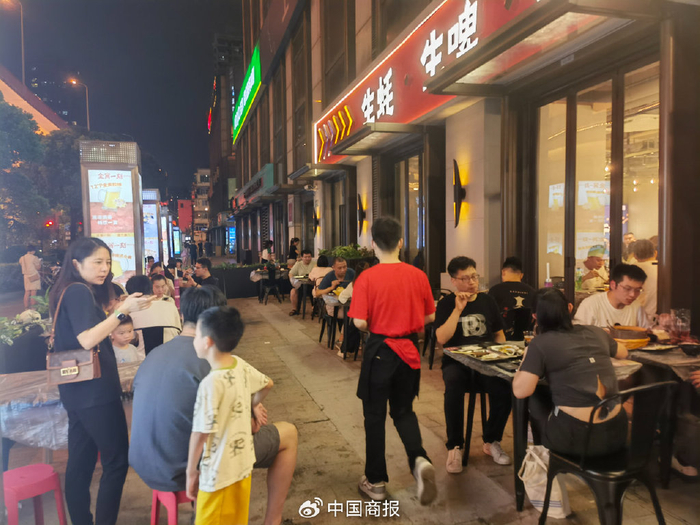 店外就餐区坐满了顾客。