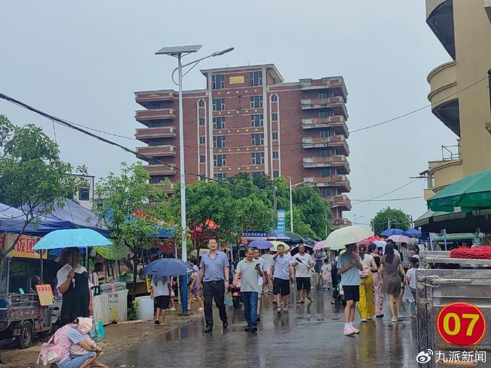 雨中的小吃摊人气不减。图/九派新闻 付冰洁