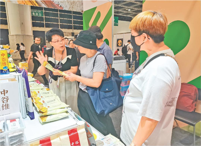 在香港美食博览山东展区，山东亿膳坊农业科技有限公司海外部总经理邢蕾正给香港市民推介自家产品。（记者 毛鑫鑫）