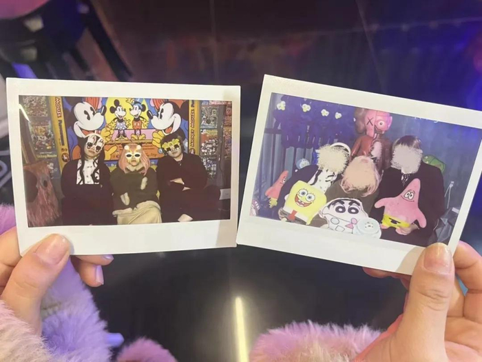 唐黎在那天和“父母”黄昏和约尔拍的合照。（图/受访者提供）