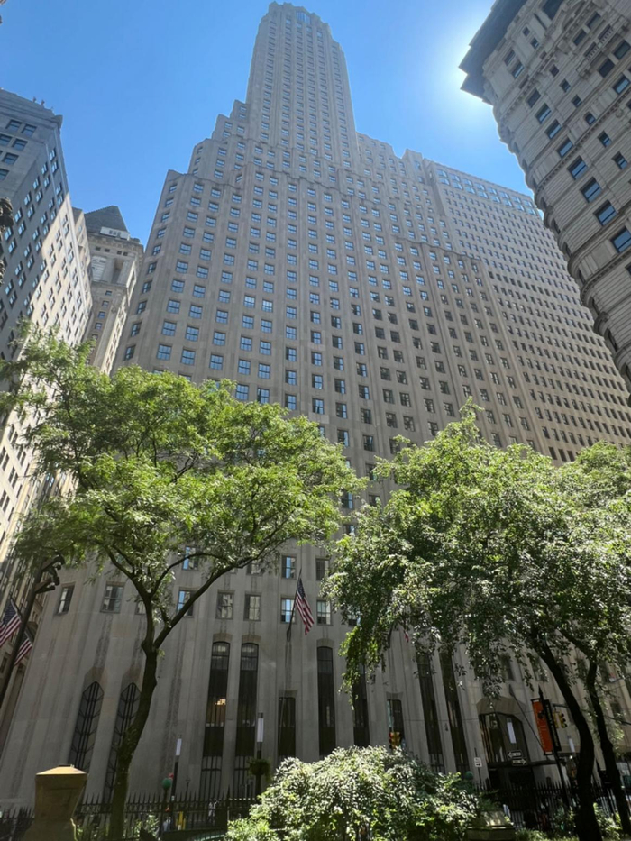 图为8月10日拍摄的华尔街1号大厦外景。新华社记者刘亚南摄