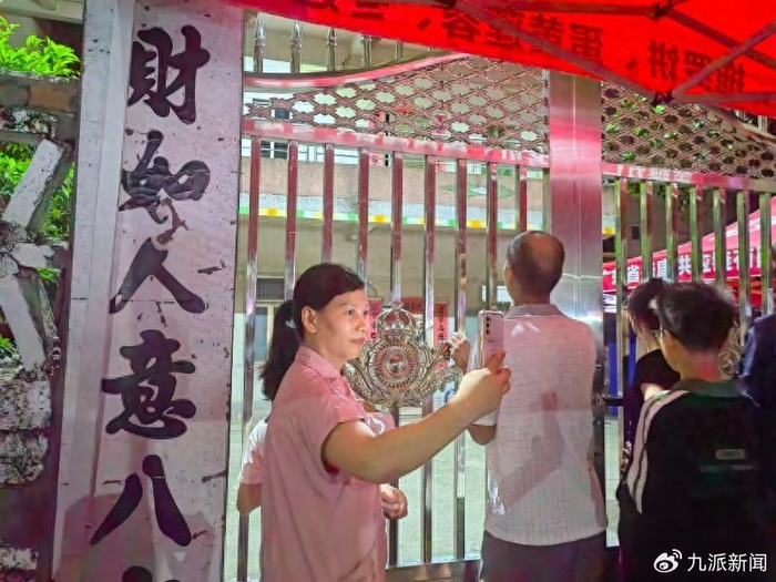 游客在全家门前拍照。图/九派新闻 付冰洁