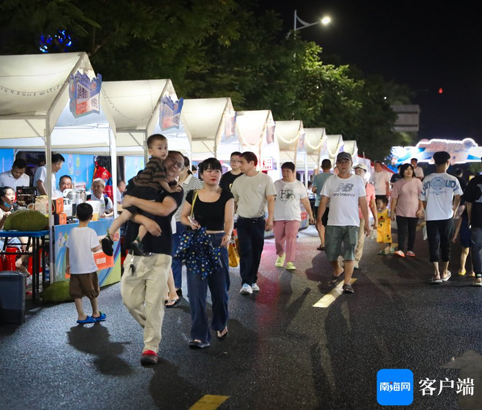 “来公园赶个晚集”玉阳夜市人气十足。记者 姚皓 摄