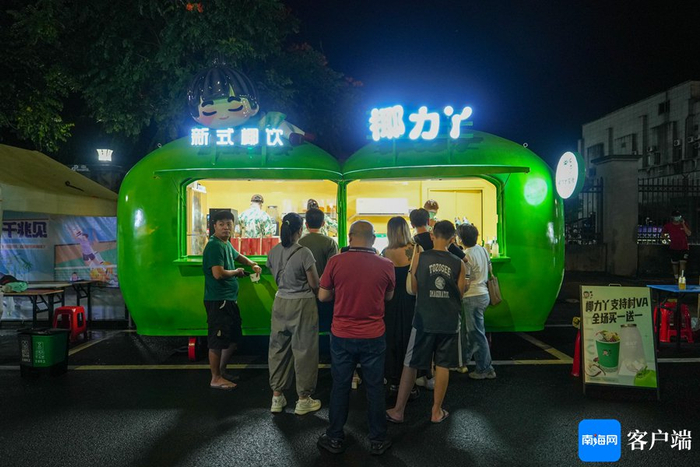 8月16日晚，椰力丫品牌亮相2024年“九九杯”海南（文昌）乡镇排球联赛文城站玉阳夜市。记者 曹志 摄
