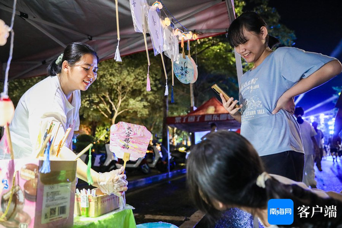 “来公园赶个晚集”玉阳夜市人气十足。记者 姚皓 摄