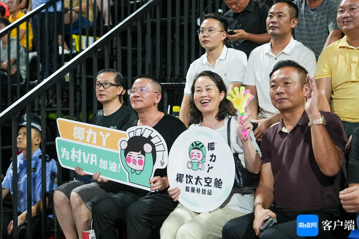 椰力丫品牌创始人在比赛现场为球员加油。记者 曹志 摄