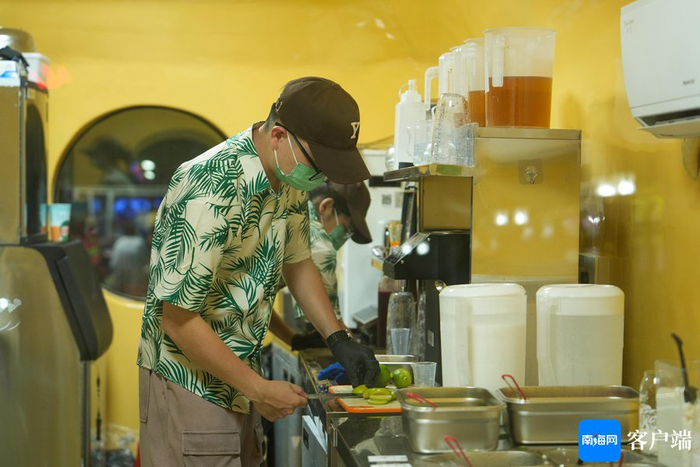 8月16日晚，椰力丫品牌亮相2024年“九九杯”海南（文昌）乡镇排球联赛文城站玉阳夜市。记者 曹志 摄