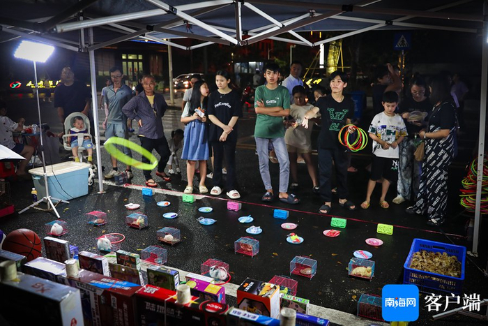 “来公园赶个晚集”玉阳夜市人气十足。记者 姚皓 摄