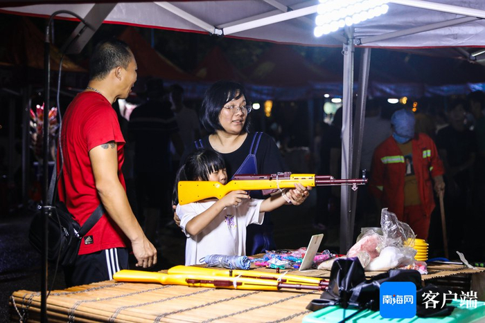 “来公园赶个晚集”玉阳夜市人气十足。记者 姚皓 摄
