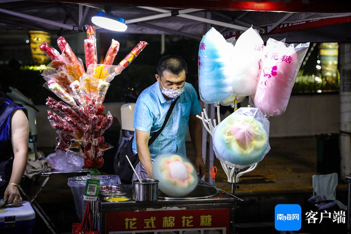 “来公园赶个晚集”玉阳夜市人气十足。记者 姚皓 摄