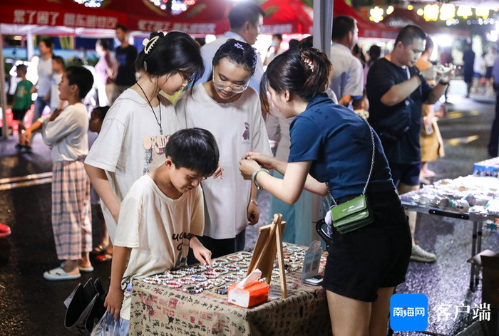 “来公园赶个晚集”玉阳夜市人气十足。记者 姚皓 摄
