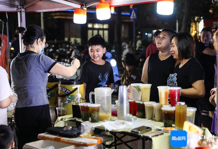 “来公园赶个晚集”玉阳夜市人气十足。记者 姚皓 摄