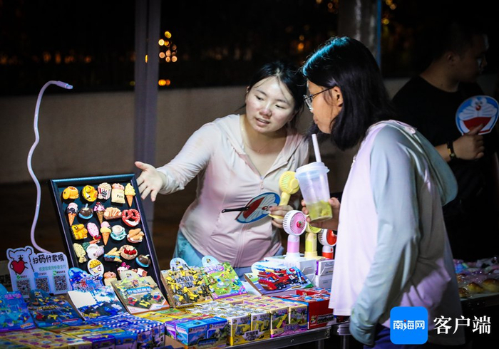 “来公园赶个晚集”玉阳夜市人气十足。记者 姚皓 摄