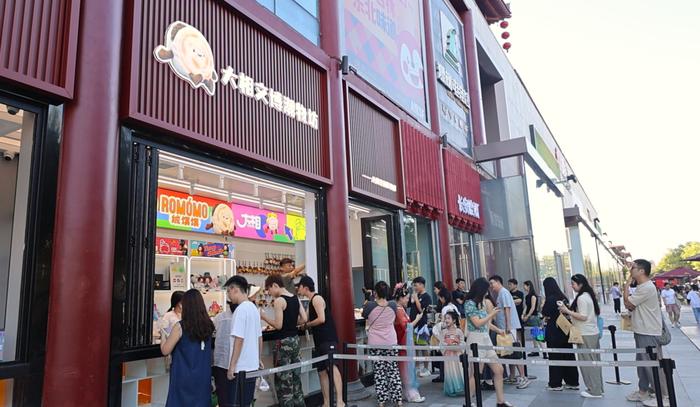 顾客正在文创产品店前排队等候。新华社记者 林胜概 摄