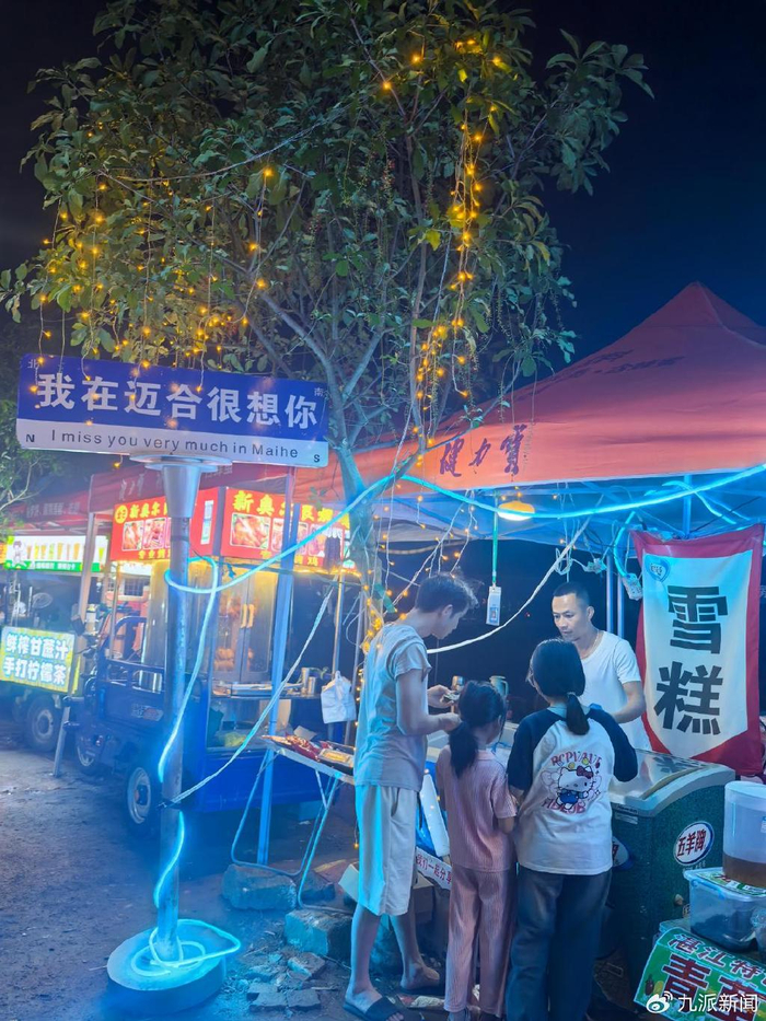 小吃街上的路牌。图/九派新闻 杨冰钰