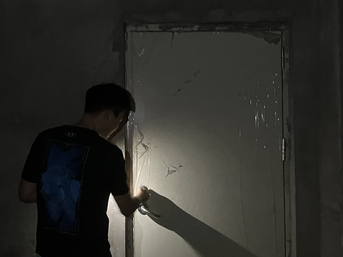 白先生称，物业人员是将地下室连通车库的入户门撬开进入屋内的。澎湃新闻记者 王健 图