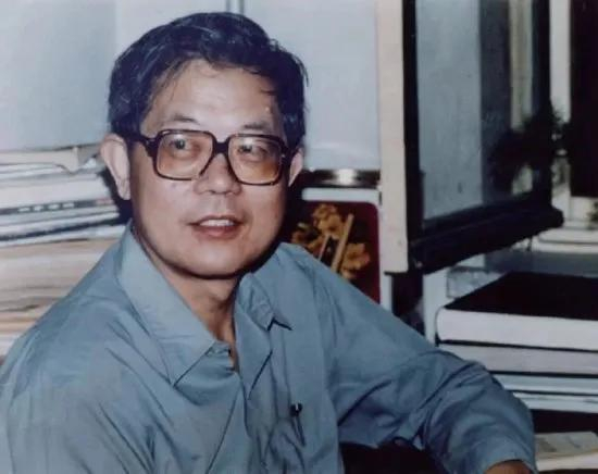 周光召先生在办公室（上世纪八十年代初） 图源：中国物理学会期刊网