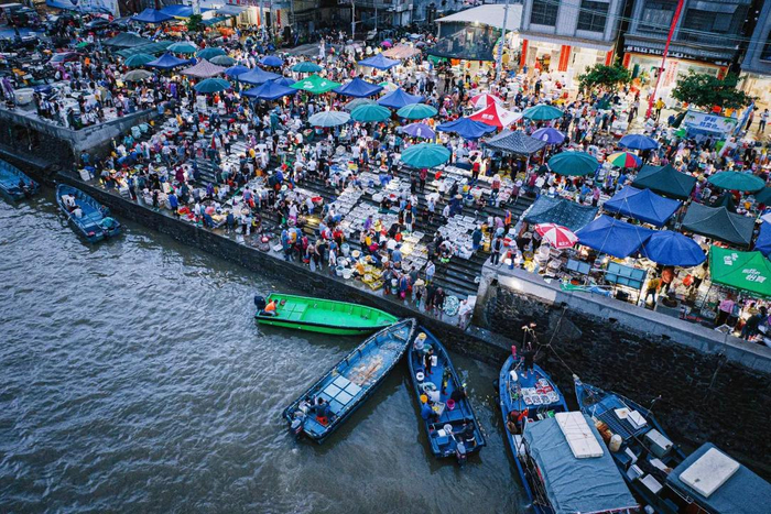 天光鱼市　肖子力/摄