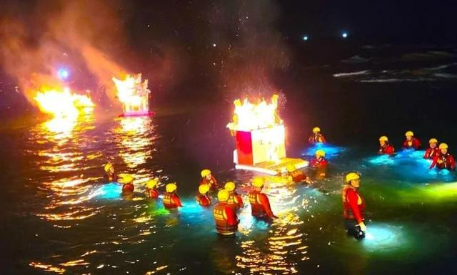 基隆中元祭放水灯活动。图片来源：《联合报》